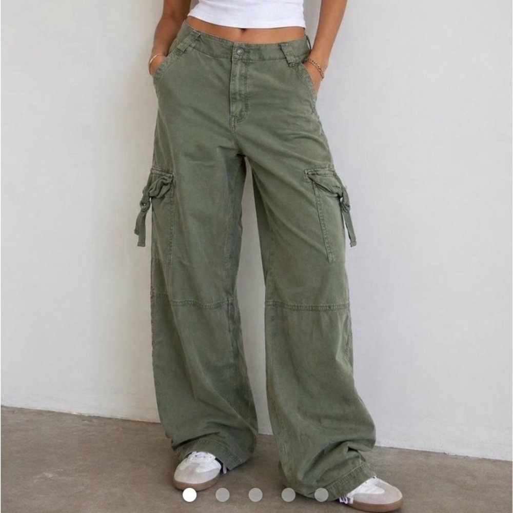 American Eagle Super High Rise Baggy Wide Leg Cargo Pants - Size 00